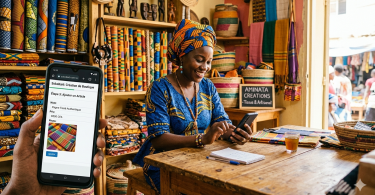 Commerçante sénégalaise créant sa boutique en ligne sur SokoKart depuis son téléphone