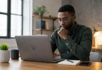 Un jeune devant sa boutique en ligne après sa Formation en Ecommerce